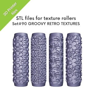 Könnte beinhalten: Vier zylindrische, violette Texturwalzen mit geprägten Blumen- und geometrischen Mustern. Der Text lautet: 3D Printer files, STL files for texture rollers, Set#90 GROOVY RETRO TEXTURES. Diese Werkzeuge dienen zum Erzeugen von Abdrücken.