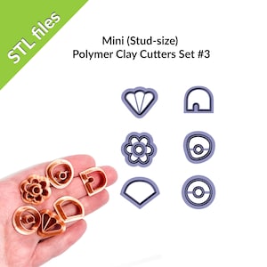 Könnte beinhalten: Ein Set mit acht Mini-Polymer Clay Cuttern in verschiedenen Formen, darunter eine Blume, ein Fächer, ein Kreis mit einem Punkt und ein Haus. Die Cutter sind aus Kupfer und werden in einer Hand gezeigt. Der Text "Mini (Stud-size) Polymer Clay Cutters Set #3" ist im Bild sichtbar.
