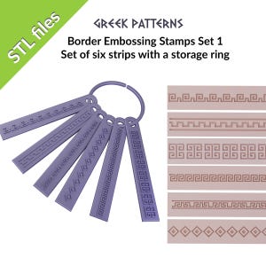 Op de afbeelding: Een set van zes paarse rand embossing stempels met diverse Griekse patronen, verbonden door een opbergring. De afbeelding toont ook voorbeelden van de reliëfpatronen. De tekst op de afbeelding luidt "GREEK PATTERNS" en "Border Embossing Stamps Set 1".