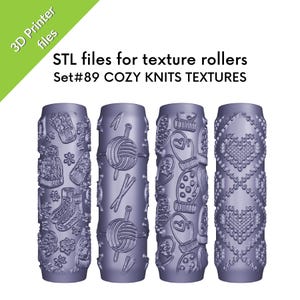 Puede incluir: Cuatro rodillos de textura cilíndricos de color morado para impresión 3D, etiquetados como STL files for texture rollers Set#89 COZY KNITS TEXTURES. Los rodillos presentan patrones en relieve de gorros, calcetines, ovillos, agujas, manoplas y corazones.