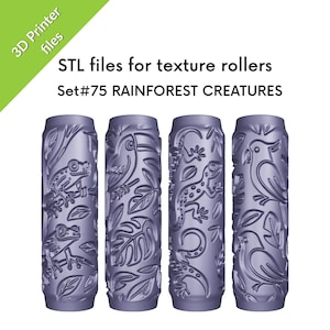 Può includere: Una tazza di ceramica bianca con manico nero e la scritta "But First, Coffee" in grassetto nero. La tazza è appoggiata su una superficie di legno. La tazza è alta circa 10 cm.