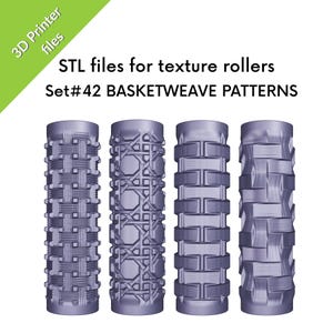Puede incluir: Cuatro rodillos de textura cilíndricos grises con patrones de tejido de mimbre, diseñados para impresión 3D. La imagen incluye el texto "Archivos STL para rodillos de textura" y "Set #42 PATRONES DE MIMBRE".