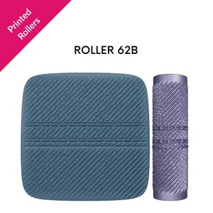 Peut inclure: Deux rouleaux textur&eacute;s. L'un est de forme carr&eacute;e et de couleur bleu-gris. L'autre est un rouleau cylindrique plus petit de couleur lavande. Le texte "Printed Rollers" est dans une banni&egrave;re rose et "ROLLER 62B" est en noir.