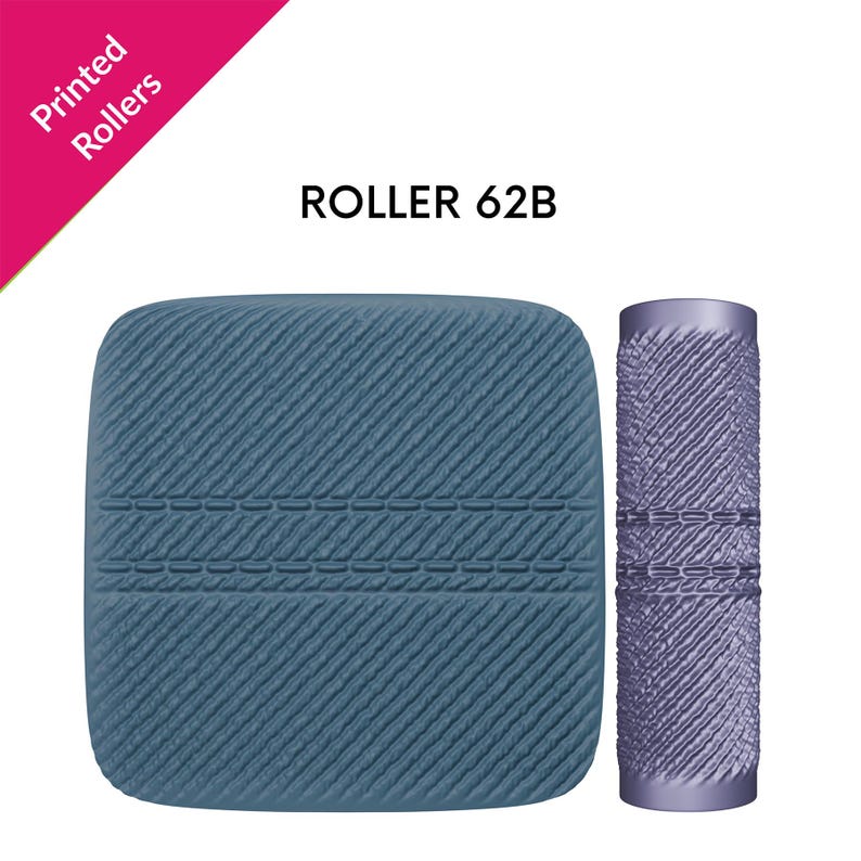Peut inclure: Deux rouleaux textur&eacute;s. L'un est de forme carr&eacute;e et de couleur bleu-gris. L'autre est un rouleau cylindrique plus petit de couleur lavande. Le texte "Printed Rollers" est dans une banni&egrave;re rose et "ROLLER 62B" est en noir.