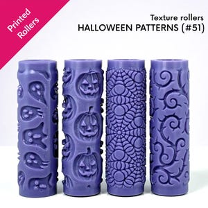Op de afbeelding: Vier paarse textuurrollers met Halloween-patronen. De rollers hebben ontwerpen van geesten, pompoenen, spinnenwebben en wervelende patronen. De tekst op de afbeelding luidt "Printed Rollers" en "Halloween Patterns (#51)".