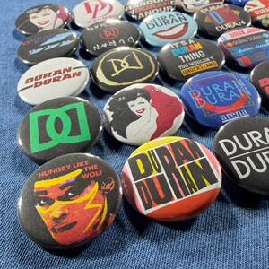 Juego de 30 botones Duran Duran, insignias coleccionables de música retro de banda de pop rock dance new wave de los 80. Elige tu talla. imagen 5