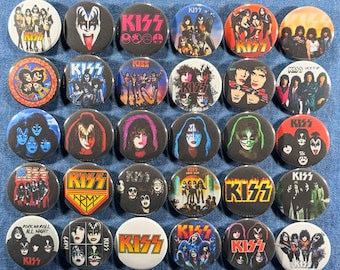 Juego de 30 botones KISS, insignias coleccionables de música retro de bandas de glam metal, hard rock y heavy metal de los años 70 y 80. Elige tu talla.