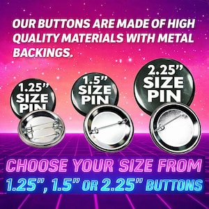 K&ouml;nnte beinhalten: Bild von schwarzen Kn&ouml;pfen mit Metallr&uuml;cken, erh&auml;ltlich in den Gr&ouml;&szlig;en 3,18 cm, 3,81 cm und 5,72 cm. Der Text auf den Kn&ouml;pfen lautet "SIZE PIN". Der Hintergrund ist ein lebendiger Farbverlauf aus Pink, Lila und Blau.