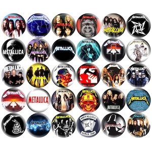 K&ouml;nnte beinhalten: Eine Sammlung runder Buttons mit verschiedenen Designs der Band Metallica. Die Buttons zeigen Bandportr&auml;ts, Albumcover und das Logo der Band in verschiedenen Farben, darunter Schwarz, Wei&szlig;, Rot und Blau. Einige Buttons tragen den Schriftzug 'Metallica'.
