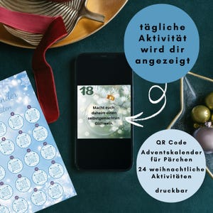 Może przedstawiać: Smartfon wyświetla obraz o tematyce świątecznej z numerem 18. Po lewej stronie znajduje się niebieska karta z kodami QR i wzorami płatków śniegu. Tekst na obrazie zawiera "codzienna aktywność zostanie wyświetlona" i "Kalendarz adwentowy QR Code dla par."