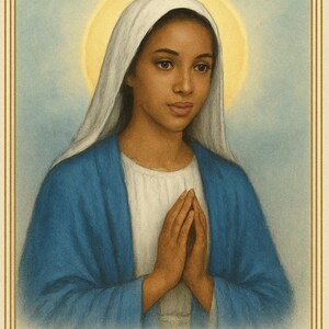 Può includere: Illustrazione di Nostra Signora di Kibeho, una donna con la pelle scura, che indossa un velo bianco e una veste blu, con le mani giunte in preghiera. Un'aureola dorata circonda la sua testa e l'immagine è incorniciata da un bordo dorato.