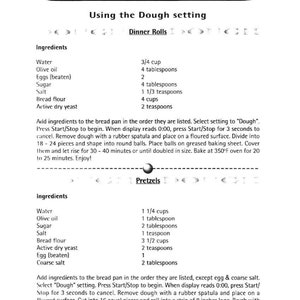 Könnte beinhalten: Eine schwarz-weiße Seite aus einem Kochbuch mit Anweisungen zum Backen von Dinner Rolls und Brezeln mit einer Brotbackmaschine. Die Seite enthält eine Zutatenliste und Anweisungen für jedes Rezept.