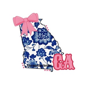 Puede incluir: Un diseño floral azul y blanco del estado de Georgia con un lazo rosa y el texto "the punchy heifers" y "GA" en rosa.