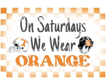 Voluntarios de Tennessee los sábados vestimos de naranja sobre un fondo a cuadros con un casco de fútbol americano y un perro ahumado, Tennessee Vols PNG Clipart