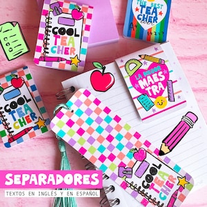Puede incluir: Cuadernos y marcadores con diseños escolares. Los cuadernos presentan el texto "COOL TEACHER" y un gráfico de manzana roja. Los marcadores tienen patrones de cuadros coloridos y el texto "LA MEJOR MAESTRA".