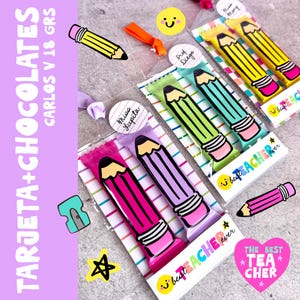 Puede incluir: Barras de chocolate con forma de lápiz en envases transparentes, perfectas para regalar. Las barras son de varios colores, incluyendo rosa, morado, verde y amarillo, con la frase "best TEACHER ever" en el empaque. La imagen también incluye el texto "TARJETA+CHOCOLATES CARLOS V 18 GRS".
