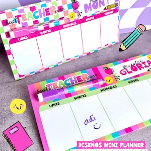 Puede incluir: Dos mini planificadores coloridos con el texto "best TEACHER ever" y "Miss MONY". Los planificadores tienen un diseño semanal con los días de la semana en español. También se ve un cuaderno rosa y una pegatina de carita sonriente.