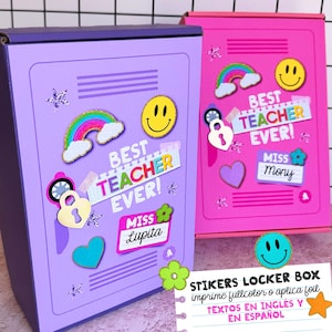 Könnte beinhalten: Zwei violette und rosafarbene Schließfächer mit bunten Aufklebern. Die Boxen haben den Text "Best Teacher Ever!" und "Miss Lupita" und "Miss Mony". Die Boxen sind mit Regenbögen, Herzen, Sternen und Smiley-Gesichtern verziert. Der Text am unteren Rand des Bildes lautet "Stikers Locker Box imprime fullcolor o aplica foil Textos en Ingles y en Espanol".