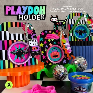 Pode incluir: Três suportes para Play-Doh com tema de Halloween, apresentando padrões coloridos, incluindo listras pretas e brancas, quadrados neon e estrelas. Cada suporte exibe um recorte circular com um gráfico de morcego ou abóbora e etiquetas.