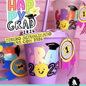 Puede incluir: Vaso morado con temática de graduación con pajita, con el texto "GRAD 2026" y una cara sonriente. El vaso tiene una tapa a juego y una etiqueta con una estrella y el número "1". También se ve el texto "HAPPY GRAD 2026".