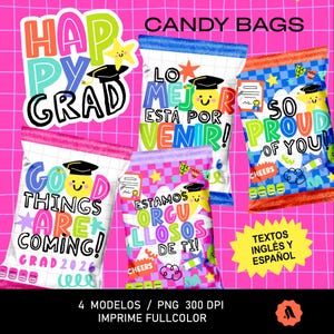 Puede incluir: Bolsas de dulces con diseños de graduación. Las bolsas presentan textos coloridos como "Happy Grad" y "Good Things Are Coming!" con birretes y estrellas. El fondo es una cuadrícula rosa.