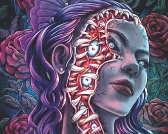 Puede incluir: Un libro para colorear titulado Horror Beauties que presenta una ilustración surrealista de una figura con cabello morado y un rostro abierto que revela múltiples ojos y dientes afilados, rodeado de rosas oscuras sobre un fondo negro.