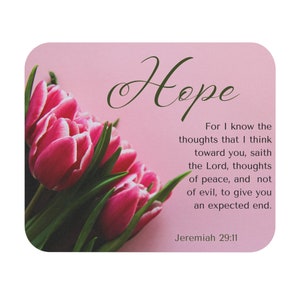 Pode incluir: Um cartão de inspiração rosa com um buquê de tulipas cor-de-rosa. A citação diz "Hope. For I know the thoughts that I think toward you, saith the Lord, thoughts of peace, and not of evil, to give you an expected end." Jeremias 29:11