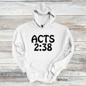 Op de afbeelding: Witte hoodie met zwarte tekst "ACTS 2:38".