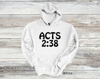 Może przedstawiać: Biała bluza z kapturem z czarnym napisem "ACTS 2:38".