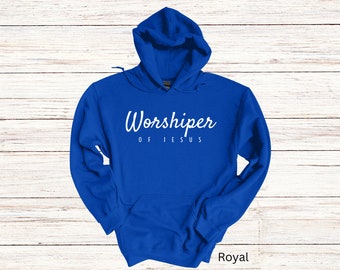 Może przedstawiać: Bluza z kapturem w kolorze królewskiego błękitu z napisem "Worshiper of Jesus" w kolorze białym.