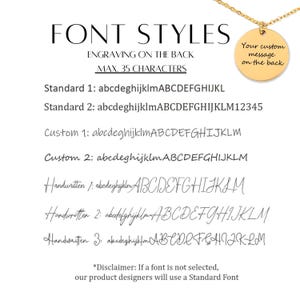 K&ouml;nnte beinhalten: Eine goldfarbene Halskette mit rundem Anh&auml;nger. Das Bild zeigt Schriftarten f&uuml;r Gravuren, darunter Standard-, benutzerdefinierte und handschriftliche Optionen. Der Text auf dem Anh&auml;nger lautet "Your custom message on the back."