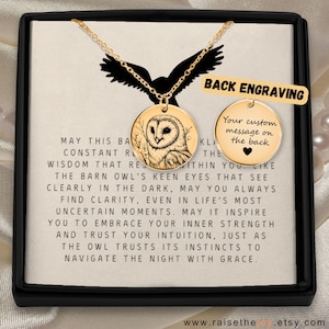 Op de afbeelding: Een gouden ketting met een ronde hanger met een gedetailleerde illustratie van een schuuruil. De hanger zit in een geschenkdoos met een boodschap op de achterkant die luidt: "Moge deze schuuruil met zijn scherpe ogen die in het donker zien, je helpen om altijd helderheid te vinden, zelfs in de meest onzekere momenten van het leven. Moge hij je inspireren om je innerlijke kracht te omarmen en je intuïtie te vertrouwen, net zoals de uil vertrouwt op zijn instincten om de nacht met gratie te navigeren." De achterkant van de hanger kan worden gepersonaliseerd met een persoonlijke boodschap.