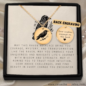 Könnte beinhalten: Eine goldene Halskette mit einem runden Anhänger, der ein schwarzes Rabenmotiv zeigt. Der Anhänger befindet sich auf einem schwarzen Hintergrund mit einer weißen Inschrift, die lautet: "Möge diese Rabenhalskette dir Mut, Geheimnis und Transformation bringen. Wie der Rabe, möge du deine Einzigartigkeit annehmen und die Reise des Lebens mit Weisheit und Stärke meistern. Möge sie dich daran erinnern, deiner Intuition zu vertrauen, über Herausforderungen hinauszuwachsen und Schönheit in jeder Veränderung zu finden, die du begegnest."