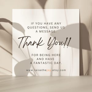 Pu&ograve; includere: Un biglietto quadrato con le parole "Thank You!!" in un carattere scritto a mano. La carta include anche il testo "Se hai domande, inviaci un messaggio" e "Per essere qui e avere una giornata fantastica." &Egrave; incluso anche il sito web www.raisethejoy.etsy.com.