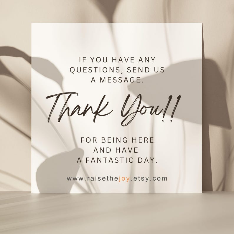 K&ouml;nnte beinhalten: Eine quadratische Karte mit dem Text "Thank You!!" in einer handschriftlichen Schriftart. Die Karte enth&auml;lt auch die S&auml;tze "If you have any questions, send us a message" und "For being here and have a fantastic day." Die Website-Adresse www.raisethejoy.etsy.com ist ebenfalls sichtbar.