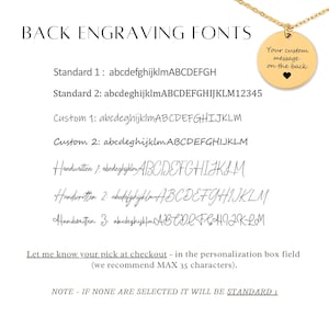 Pu&ograve; includere: Immagine che mostra i caratteri di incisione sul retro per una collana. Include esempi di caratteri standard, personalizzati e manoscritti. Viene mostrata una collana d'oro con un ciondolo rotondo, con il testo "Your custom message on the back". Vengono fornite istruzioni per la personalizzazione.