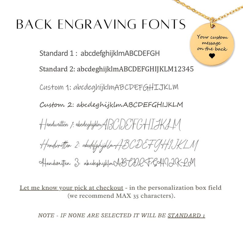 Pu&ograve; includere: Immagine che mostra i caratteri di incisione sul retro per una collana. Include esempi di caratteri standard, personalizzati e manoscritti. Viene mostrata una collana d'oro con un ciondolo rotondo, con il testo "Your custom message on the back". Vengono fornite istruzioni per la personalizzazione.