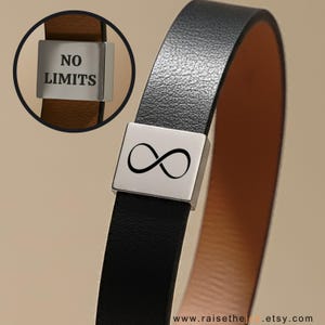 Peut inclure: Bracelet en cuir noir avec fermoir argenté orné d'un symbole infini. Un gros plan montre un deuxième bracelet avec le texte "NO LIMITS" sur le fermoir. L'intérieur du bracelet est marron.
