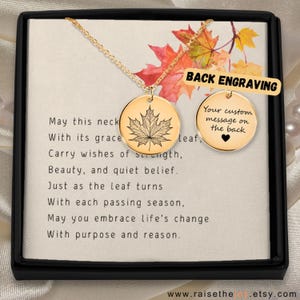 Peut inclure: Un collier doré avec un pendentif rond orné d'une feuille d'érable détaillée. Le collier est présenté dans un coffret noir avec une carte contenant un poème sur le changement. Le dos du pendentif est personnalisable.