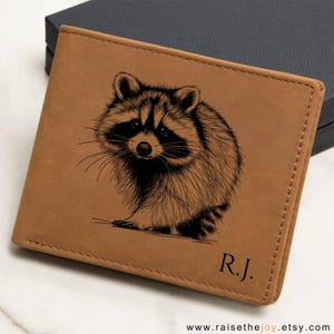 Idea de regalo de cumpleaños para hombre con billetera de mapache personalizada. Billetera de mapache. Regalo de aniversario para esposo. Accesorio de cuero personal para él.