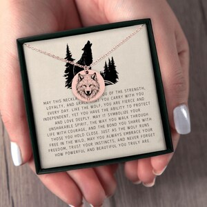 K&ouml;nnte beinhalten: Halskette aus Ros&eacute;gold mit einem runden Anh&auml;nger, der einen Wolf zeigt. Der Anh&auml;nger h&auml;ngt an einer feinen Kette. Die Halskette wird in einer schwarzen Geschenkbox mit inspirierendem Text pr&auml;sentiert.