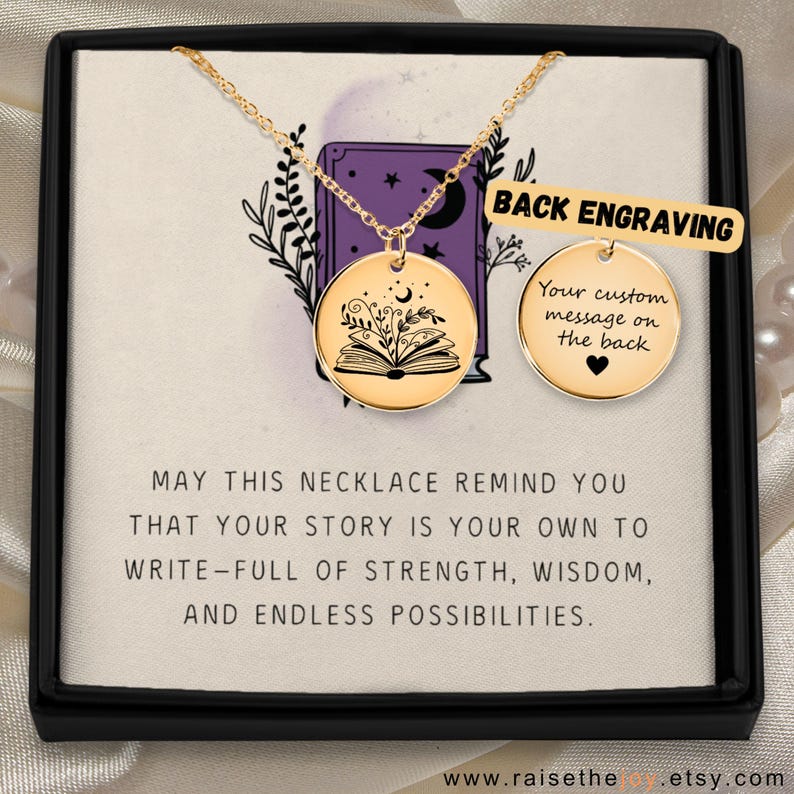 Pu&ograve; includere: Una collana color oro con un ciondolo rotondo con un design a libro aperto e dettagli floreali. La collana &egrave; esposta in una scatola nera con il testo: "MAY THIS NECKLACE REMIND YOU THAT YOUR STORY IS YOUR OWN TO WRITE..."