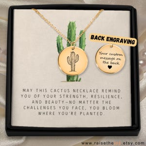 Op de afbeelding: Een gouden ketting met een ronde hanger met een cactusontwerp. De ketting wordt geleverd in een doos met een boodschap die luidt: "Moge deze cactusketting je herinneren aan je kracht, veerkracht en schoonheid - ongeacht de uitdagingen die je tegenkomt, bloei je waar je geplant bent." De achterkant van de hanger kan worden gegraveerd met een persoonlijke boodschap.