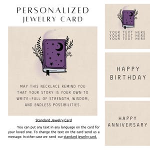 Pu&ograve; includere: Una carta di gioielli personalizzata con un'illustrazione di un libro viola con una luna crescente e stelle. La carta include opzioni di testo per compleanni e anniversari e la possibilit&agrave; di aggiungere testo personalizzato.