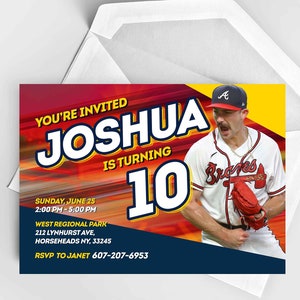 Puede incluir: Una invitación de cumpleaños con temática de béisbol, que muestra a un jugador de béisbol con el uniforme de los Bravos. La invitación incluye el texto "You're Invited", el nombre "Joshua" y la edad "10". Los detalles incluyen la fecha, la hora y el lugar.
