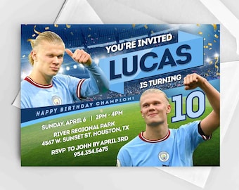 Op de afbeelding: Een blauwe en gouden verjaardagsuitnodiging met een foto van een voetballer. De uitnodiging luidt "Je bent uitgenodigd Lucas wordt 10" en bevat details over het feest.