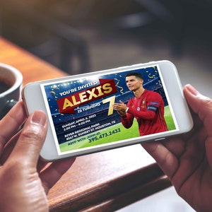 Pu&ograve; includere: Un invito di compleanno blu e dorato per un bambino di nome Alexis che compie 7 anni. L'invito presenta una foto di un calciatore con una maglia rossa. Il testo dell'invito include la data, l'ora, il luogo e le informazioni di RSVP.
