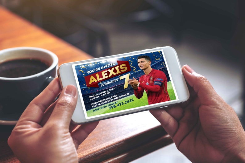 Pu&ograve; includere: Un invito di compleanno blu e dorato per un bambino di nome Alexis che compie 7 anni. L'invito presenta una foto di un calciatore con una maglia rossa. Il testo dell'invito include la data, l'ora, il luogo e le informazioni di RSVP.