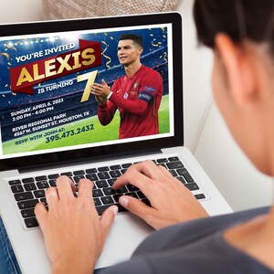 Pu&ograve; includere: Uno schermo di computer portatile che mostra un invito di compleanno per Alexis che compie 7 anni. L'invito presenta un calciatore con una maglia rossa e il testo "You're Invited Alexis is Turning 7".