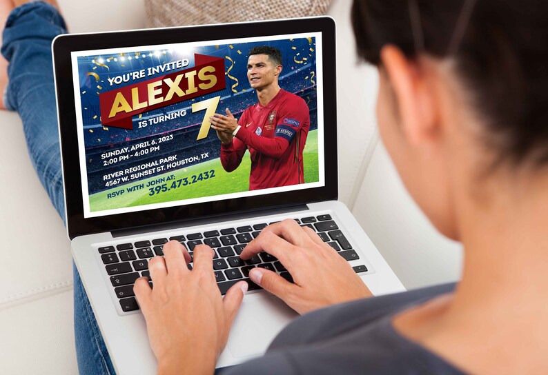 Pu&ograve; includere: Uno schermo di computer portatile che mostra un invito di compleanno per Alexis che compie 7 anni. L'invito presenta un calciatore con una maglia rossa e il testo "You're Invited Alexis is Turning 7".